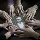 En orden de generación, las manos de Dolorcita Pérez Mora (hija), Rogelia Beltrán Pérez (nieta), Patricia González Beltrán (bisnieta), y Abril Nieto González (tataranieta) acarician la fotografía de su familiar, Rogelio Pérez Ro...