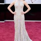 Vestido de Alexander McQueen, zapatos Roger Vivier y joyas Lorraine Schwartz.