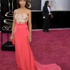 Con vestido de Miu Miu, zapatos Christian Louboutin, 'clutch' de Prada, pendientes Chopard y anillo de Fred Leighton.