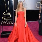 Con vestido de Valentino dress, 'clutch' Salvatore Ferragamo y joyas Fred Leighton.