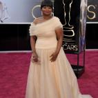 Con vestido de Tadashi Shoji, zapatos Prada, bolso Edie Parker y joyas Lorraine Schwartz.