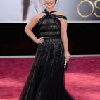 Con vestido Tony Ward Couture, pendientes Norman Silverman, anillos Le Vian y De Marco y bolso Judith Leiber.