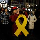 Uno de los manifestantes, con el lazo amarillo