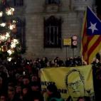 Cerca de un millar de independentistas se concentran en la plaza de Sant Jaume de Barcelona en apoyo al presidente de la Generalitat, Quim Torra