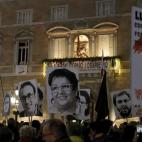 Cerca de un millar de independentistas se concentran en la plaza de Sant Jaume de Barcelona en apoyo al presidente de la Generalitat, Quim Torra