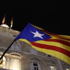 Manifestantes agitan banderas proindependencia