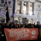 Cerca de un millar de independentistas se concentran en la plaza de Sant Jaume de Barcelona en apoyo al presidente de la Generalitat, Quim Torra