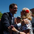 Casado ha besado a muchas personas con claveles este 15 de mayo.