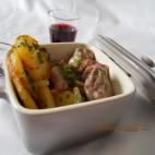 Guiso de potro en salsa cremosa de vino tinto Ingredientes para 2: 500g de carne de potro (morcillo) 1 vaso de vino tinto 200ml de nata una base de aceite 4 lonchas de bacon ahumado sal pimienta molida 1/4 de pastilla de caldo de carne Para la...