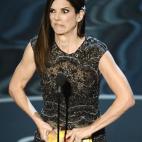 Sandra Bullock haciendo un esfuerzo a lo Beyoncé en la SuperBowl para abrir el sobre