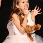 Esta niña, de lo mejor de la gala: posó así en la alfombra roja. Es la hija de Claudio Miranda, ganador del Oscar a Mejor Fotografía, por La Vida de Pi.