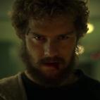 El multimillonario Danny Rand (Finn Jones) regresa a Nueva York tras haber estado desaparecido durante a&ntilde;os tratando de reconectar con su pasado y su legado familiar. Sus conocimientos de kung-fu y su pu&ntilde;o de hierro permitir&aacute...