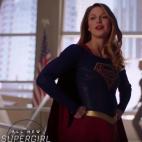 A los 13 a&ntilde;os Kara Zor-El sale de Kripton en una nave momentos antes de la destrucci&oacute;n del planeta. Sin embargo, su nave se queda durante 24 a&ntilde;os en la Zona Fantasma. El veh&iacute;culo logra salir y aterriza en la Tie...