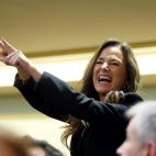 La diputada del PP, Teresa Jim&eacute;nez Becerril, grita desde su esca&ntilde;o durante una de las intervenciones del candidato a la Presidencia del Gobierno.