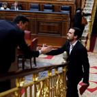 S&aacute;nchez y Garz&oacute;n se felicitan m&uacute;tuamente.