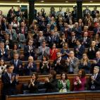 Toda la bancada del PSOE aplaude puesta en pie a a Pedro S&aacute;nchez.