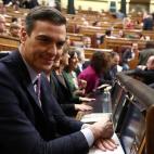 Pedro S&aacute;nchez sonr&iacute;e antes de empezar a hablar durante horas y horas.