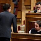 Ni se miran: Errej&oacute;n pasa junto a Iglesias y Garz&oacute;n y no cruzan media palabra.