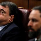 El diputado del PNV, Aitor Estebamiz, y el l&iacute;der de Vox, Santiago Abascal, durante la segunda jornada del debate.