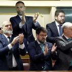 Los diputados de Vox, todos con su pulserita de la bandera de Espa&ntilde;a.