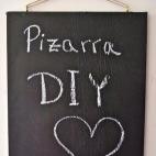 La clave está en la pintura tipo esmalte negra y la escayola en polvo. Vía Oro y Menta.