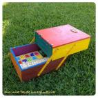 Está hecha con dos cajas de vino y un metro de madera. Vía En una tarde imaginativa.