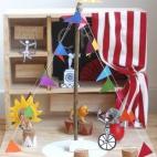 La tapa hace de pista y la caja de trasera. Los artistas del circo están hechos con cartulinas. Vía Escarabajos y Mariposas.