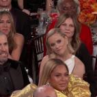 Otra de las mirada de Aniston a Pitt