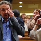 Pablo Iglesias, Irene Montero y otros miembros de Unidas Podemos rompen a llorar.