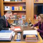 Felipe VI firma el real decreto que reconoce a Pedro S&aacute;nchez como presidente del Gobierno.