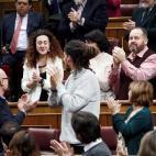 La diputada de En Com&uacute; Podem Aina Vidal, aplaudida por sus compa&ntilde;eros despu&eacute;s de que Pablo Iglesias agradeciera en su intervenci&oacute;n en el Congreso su asistencia en la tercera jornada de la sesi&oacute;n de investidura ...
