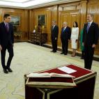 "Ocho meses para 10 segundos", ha dicho S&aacute;nchez, en alusi&oacute;n al largo periodo que ha estado en funciones y a la brevedad de la ceremonia de promesa.