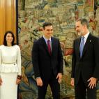 El rey y el presidente del Gobierno han protagonizado un breve intercambio de bromas tras la ceremonia de promesa del jefe del Ejecutivo y la fotograf&iacute;a con los poderes del Estado.