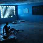 Ibrahim Fambulle, enfermo y débil, junto a un cadáver en su misma sala de aislamiento