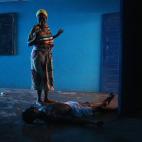 Umu Fambulle observa a su marido Ibrahim después de que cayese inconsciente.