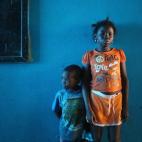 Dos niños, en una sala de aislamiento en Liberia. Las personas que están en cuarentena duermen en colchones en el suelo.