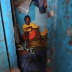 Andrew, de 14 años, se sienta en su casa poco antes de ser llevado a un centro de aislamiento en Liberia