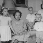 Maria de las Mercedes de Borb&oacute;n y Orleans junto a sus cuatro hijos, la infanta Pilar y la infanta Margarita, el rey Juan Carlos I y Alfonso de Borb&oacute;n.