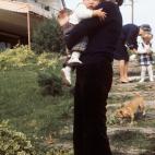 Pilar de Borbón y su hijo Juan. 1970.