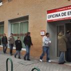 Tampoco le hace sombra la partida que destinarán los Presupuestos al Desempleo, 19.820 millones de euros, es decir, tres veces menos que lo que acumula el fundador de Inditex.