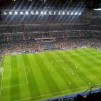 Cómo no, la medida que más nos gusta, la de los campos de fútbol. La fortuna de Amancio Ortega da para cubrir la superficie de 147 campos de fútbol con billetes de 500 euros.