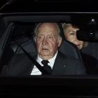 El rey don Juan Carlos y la reina Sof&iacute;a llegan a la capilla ardiente de Pilar de Borb&oacute;n.