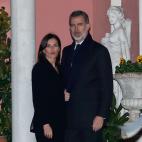 Los reyes, Felipe y Letizia, acudieron a la capilla ardiente a primera hora de la tarde.