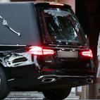 Simoneta G&oacute;mez Acebo, la hija mayor de Pilar de Borb&oacute;n, junto al coche en el que se trasladaron los restos de su madre.