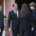 Bruno G&oacute;mez Acebo, hijo de Pilar de Borb&oacute;n, con su mujer y sus nietos en la entrada de la capilla ardiente.