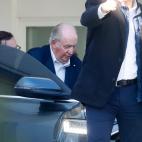 Juan Carlos I sale del hospital tras visitar a su hermana.