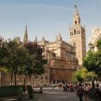 La Catedral de la Santa María de la Sede de Sevilla es el templo gótico más grande del mundo y el tercer templo cristiano, superado sólo por San Pedro en el Vaticano y por Nuestra Señora Aparecida en Brasil. Junto a la entrada de la puerta...