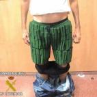 La Guardia Civil detuvo en 2009 en el aeropuerto de El Prat de Llobregat (Barcelona) a un hombre de 65 años que transportaba 6,6 kilogramos de cocaína escondidos en unas bermudas que estaban rellenas de pequeños cilindros para transportar la ...