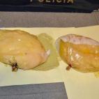 La Policía detuvo en diciembre de 2012 a una mujer en El Prat con prótesis mamarias de cocaína. Cada una ocultaba medio kilo.