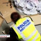 Los Mossos d'Esquadra detuvieron en 2011 a cinco personas al interceptar un cargamento de heroína escondido en un doble fondo en cajas de pelotas de fútbol.